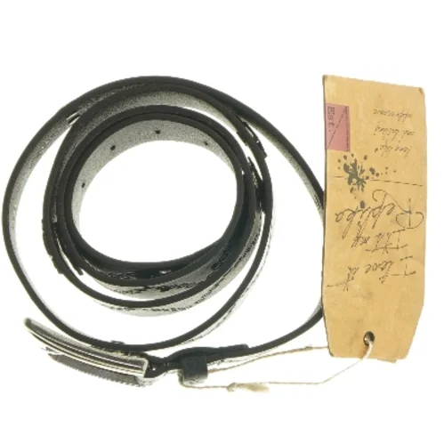 Sort læderbælte med kors og kranie logo fra Replika (str. 115 cm)