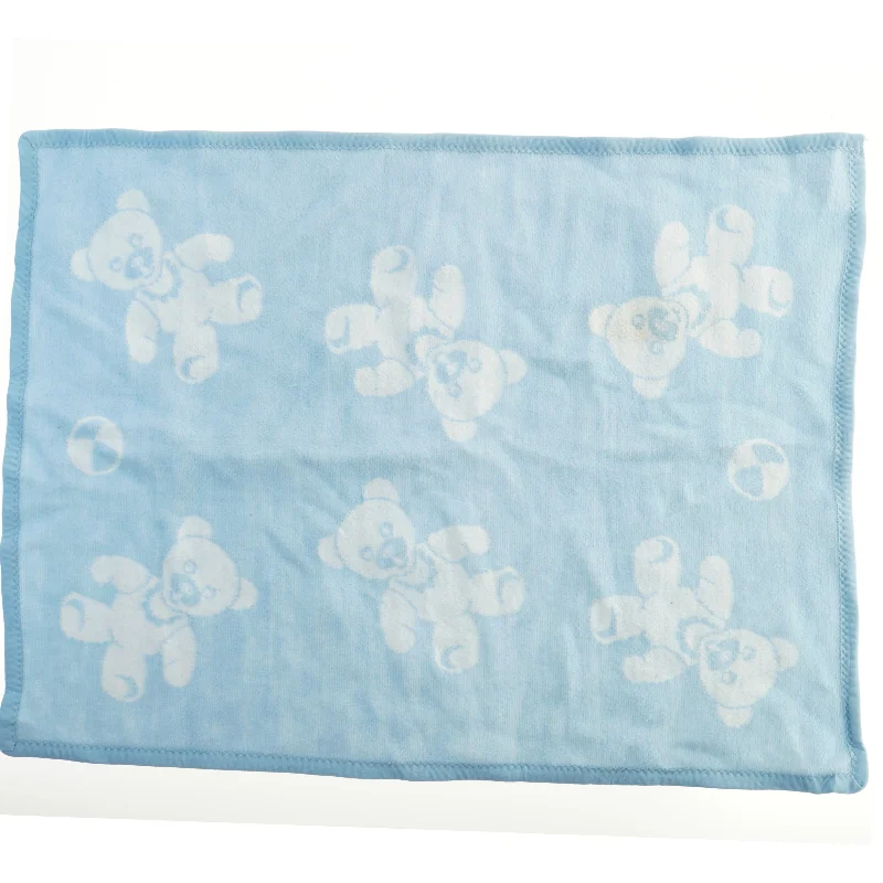 Blåt babytæppe med bamsemotiv (str. 95x70 cm)