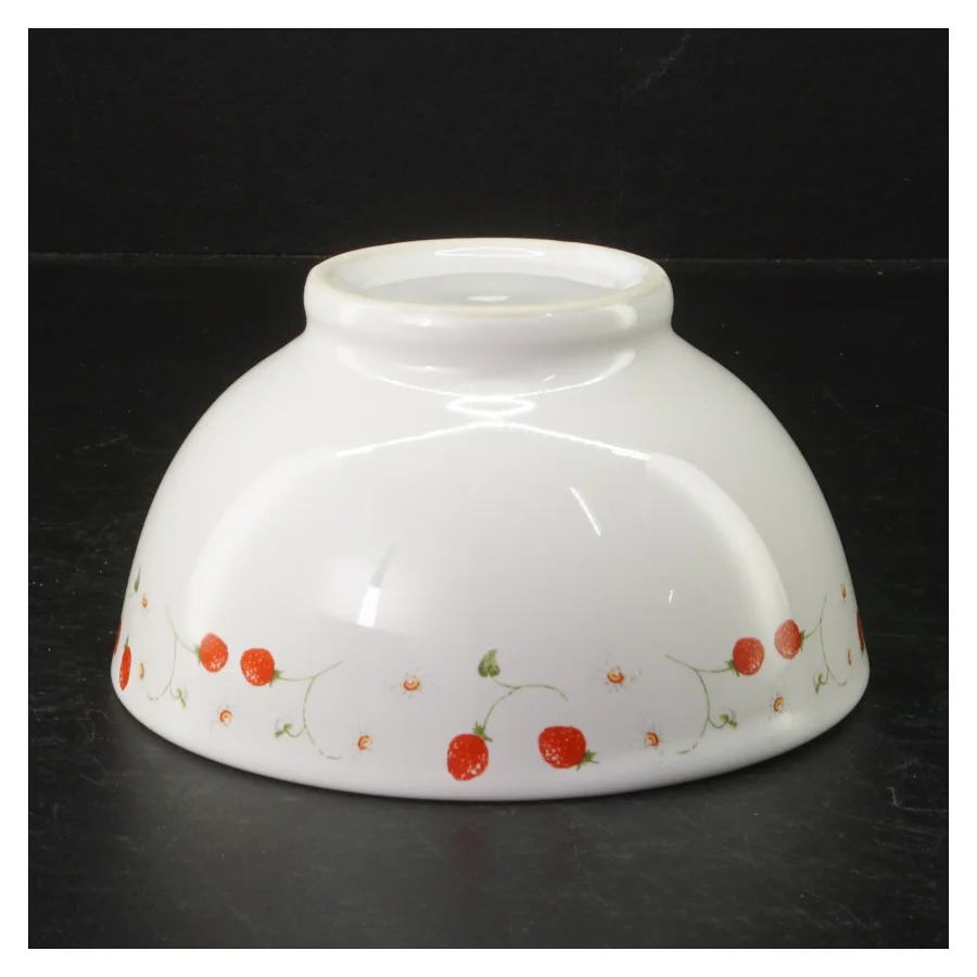 Hvid porcelænsskål med jordbærmotiv (str. 14,5 cm)