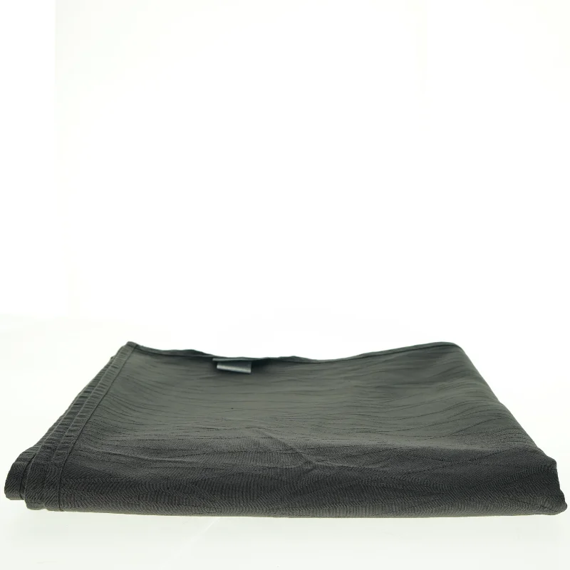 Smuk grå dug fra Södahl med indvævet geometrisk mønster(str. 140 x 310 cm)