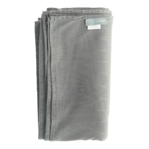 Smuk grå dug fra Södahl med indvævet geometrisk mønster(str. 140 x 310 cm)