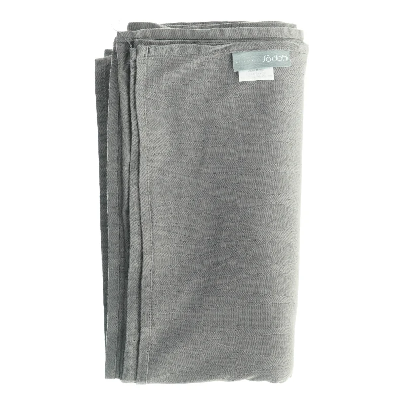 Smuk grå dug fra Södahl med indvævet geometrisk mønster(str. 140 x 310 cm)