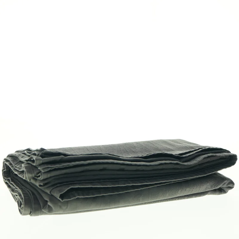 Smuk grå dug fra Södahl med indvævet geometrisk mønster(str. 140 x 310 cm)