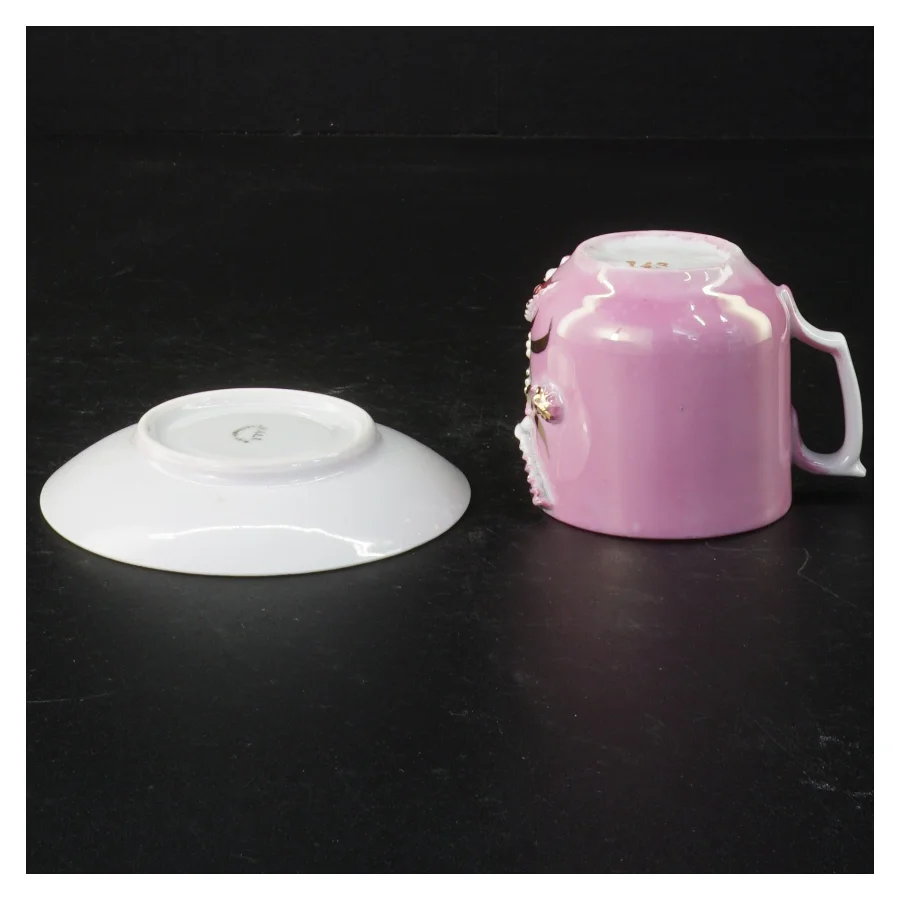 Dekoreret porcelænskop med underkop (str. H 6 cm)