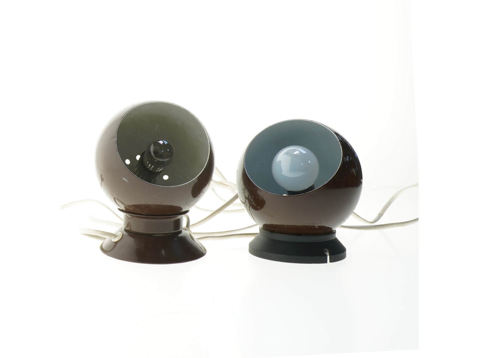 To kugleformede bordlamper (str. 13 og 15 cm)