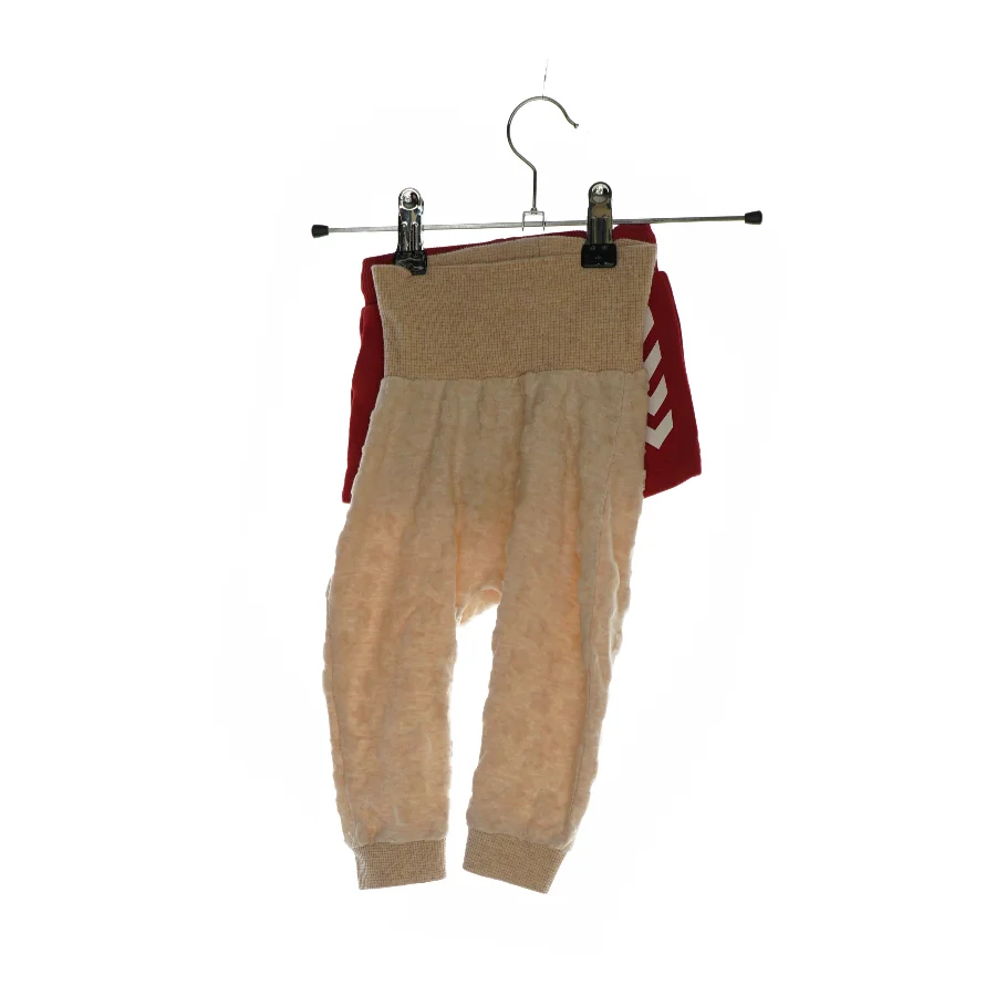 Et par shorts og et par bukser fra Hummel og Name It (str. 56 og 68)