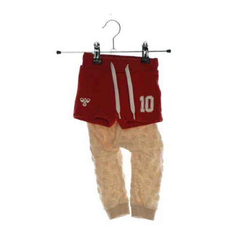 Et par shorts og et par bukser fra Hummel og Name It (str. 56 og 68)