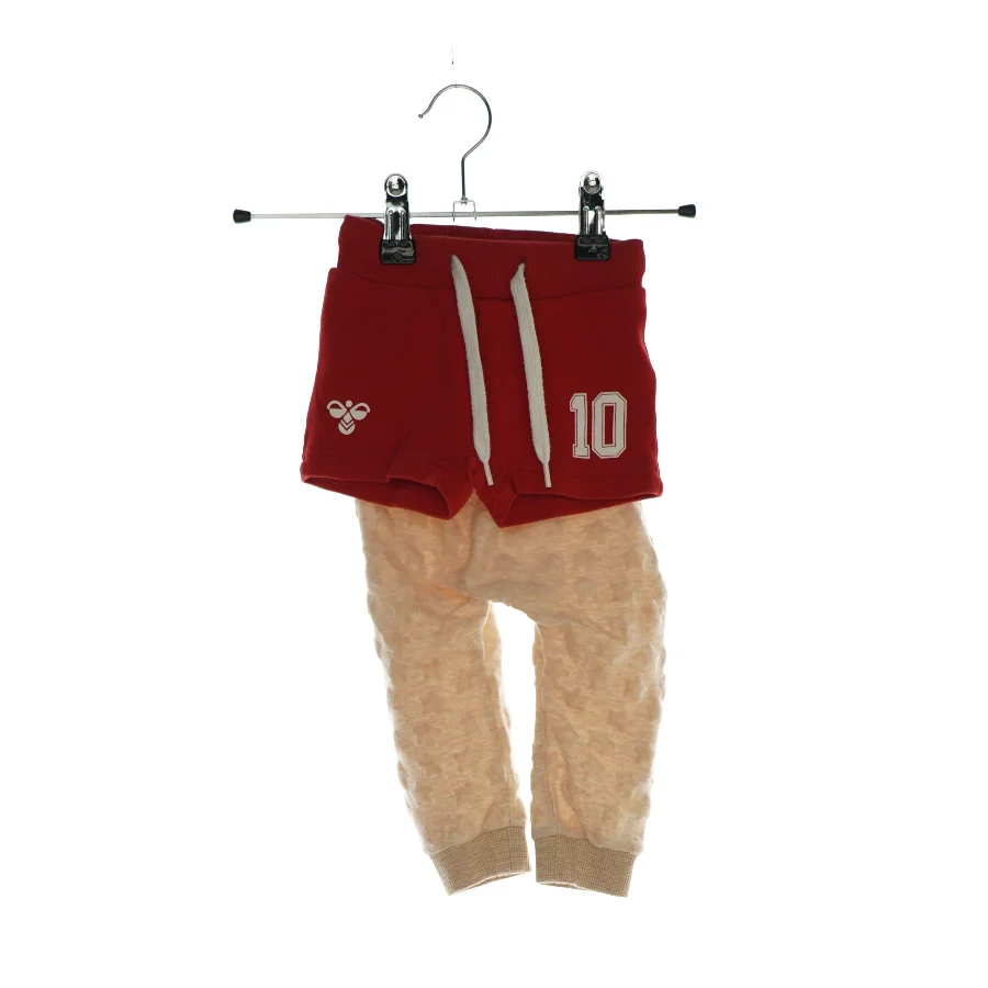 Et par shorts og et par bukser fra Hummel og Name It (str. 56 og 68)