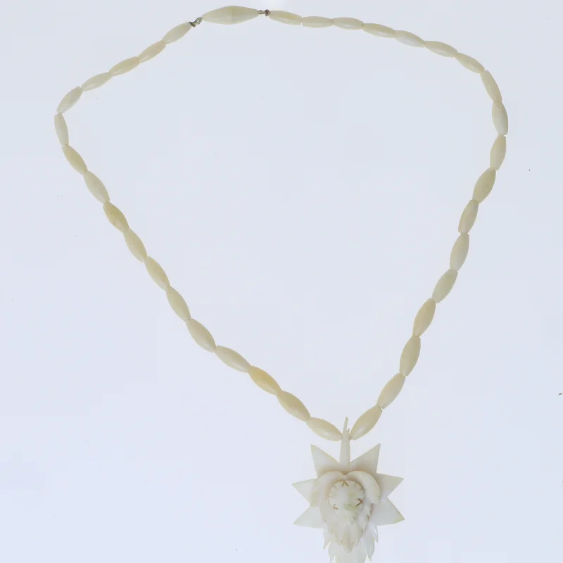 Halskæde med vedhæng (str. 40 cm)