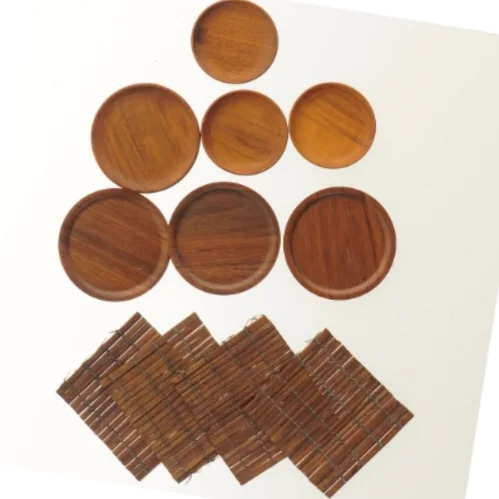 Sæt af teak glasbrikker / bordskånere (str. Ø 9,5 cm og Ø 7,5 cm og 11x10 cm)