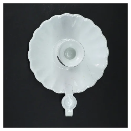 Hvid lysestage med håndtag (str. Ø 16 cm)