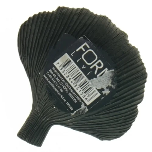 Sort muslingeskal dekoration fra Form living (str. 12 x 11 cm)