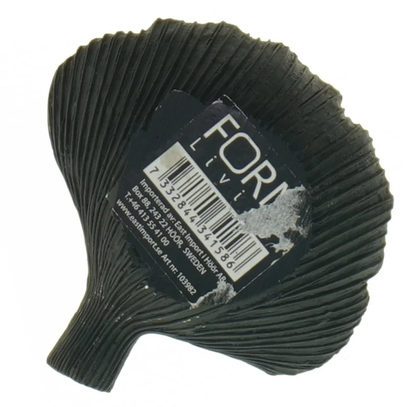 Sort muslingeskal dekoration fra Form living (str. 12 x 11 cm)