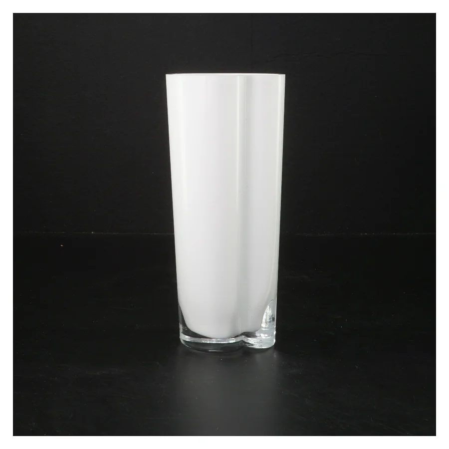 Hvid vase (str. 18,5 cm)