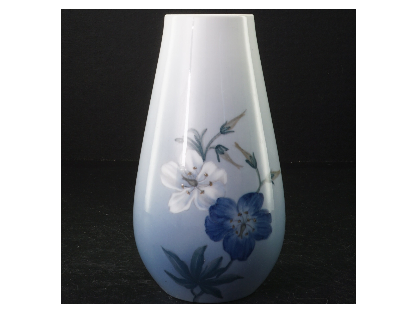 Blå og hvid vase fra Royal Copenhagen (str. 19 cm. 10 0,5 cm i diameter)