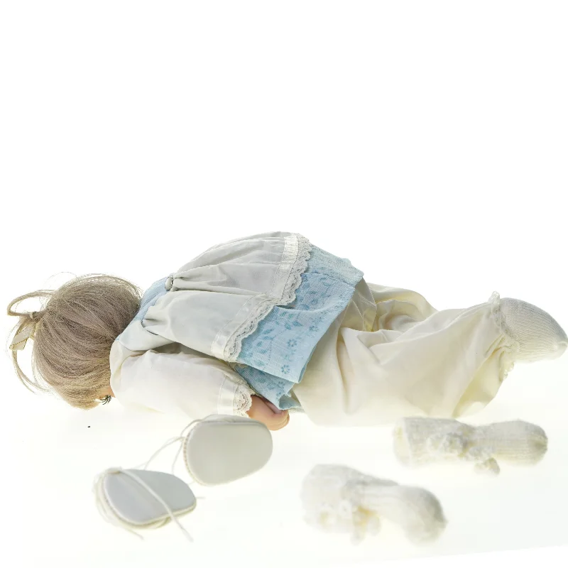 Dukke med tilbehør (str. 35x20 cm)