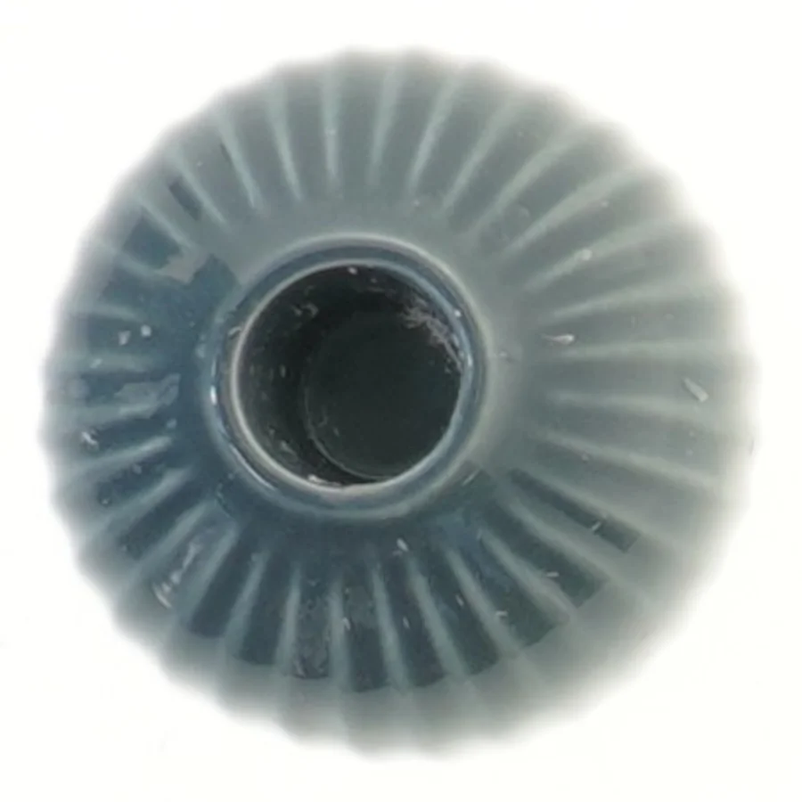 Ribbet keramisk vase (str. 7,5x6,5 cm)
