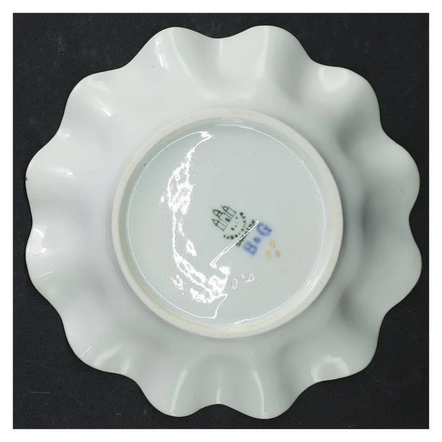 Porcelænsfad med blomstermønster fra B&G (str. Ø 15)