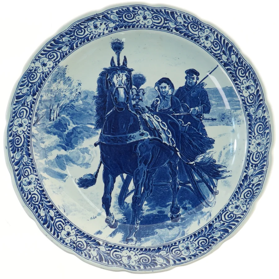 Dekorativ tallerken med blåt motiv (str. Ø 40 cm)