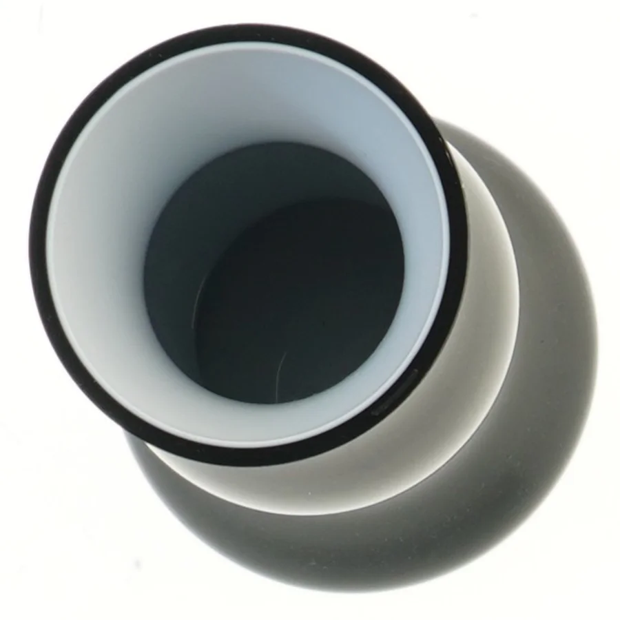 Sort glasvase 20 cm fra Erik Bagger (str. 20 cm)