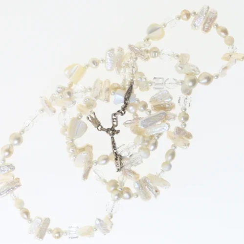 Perlehalskæde med korsvedhæng (str. 116 cm)