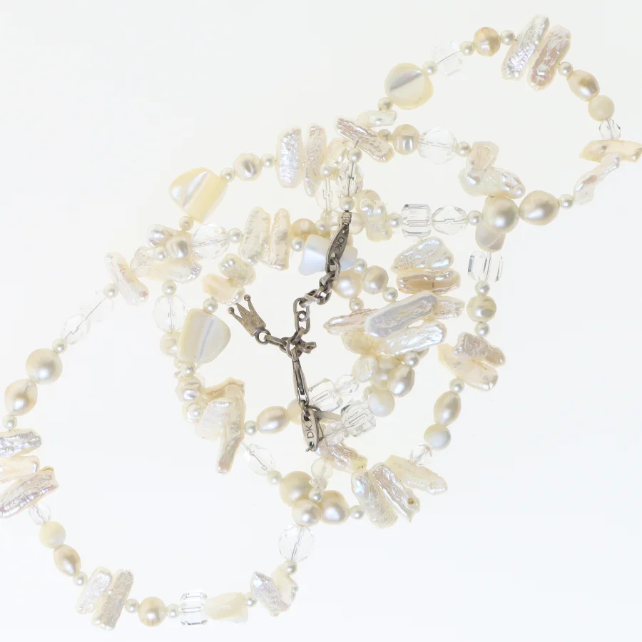 Perlehalskæde med korsvedhæng (str. 116 cm)