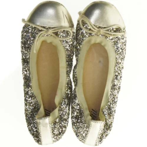 Ballerinasko fra Sofie Schnoor (str. 33)