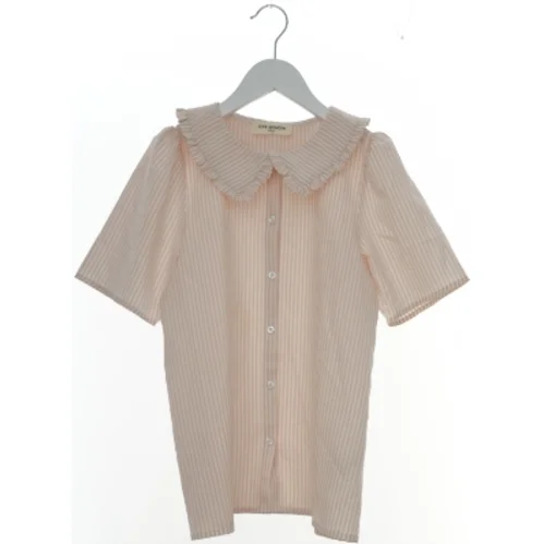 Lyserød stribet bluse med krave fra Sofie Schnoor (str. 152)