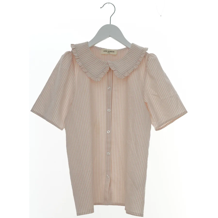 Lyserød stribet bluse med krave fra Sofie Schnoor (str. 152)