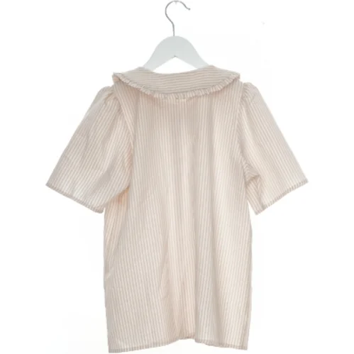 Lyserød stribet bluse med krave fra Sofie Schnoor (str. 152)
