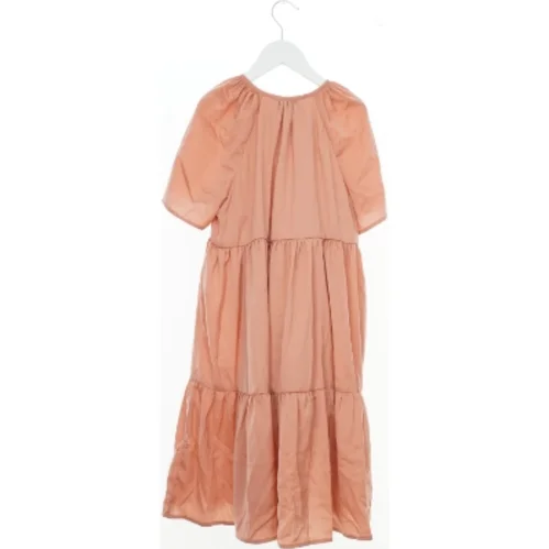 Lyserød kjole med korte ærmer fra Petit (str. 152)