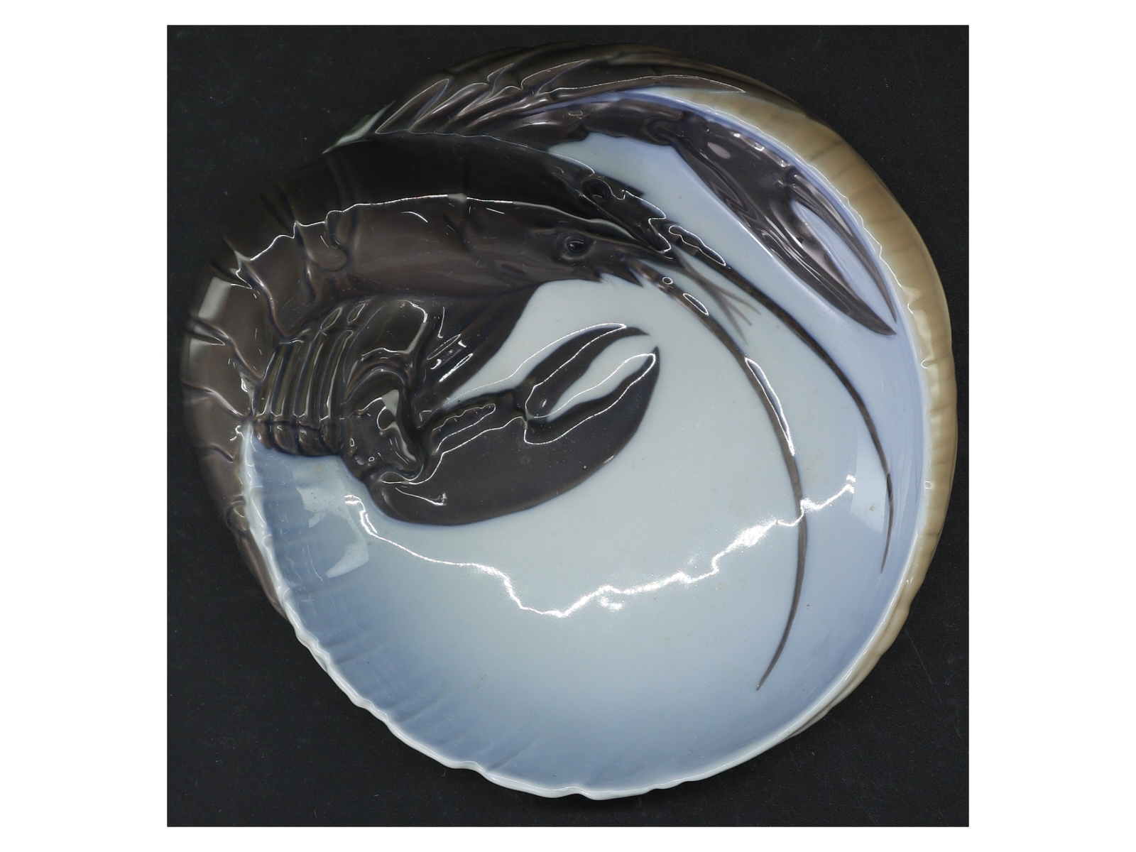 Keramikfad med hummermotiv fra Royal Copenhagen (str. Ø. 18 cm)