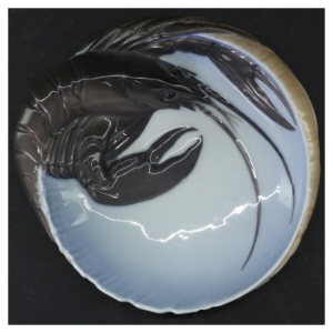 Keramikfad med hummermotiv fra Royal Copenhagen (str. Ø. 18 cm)