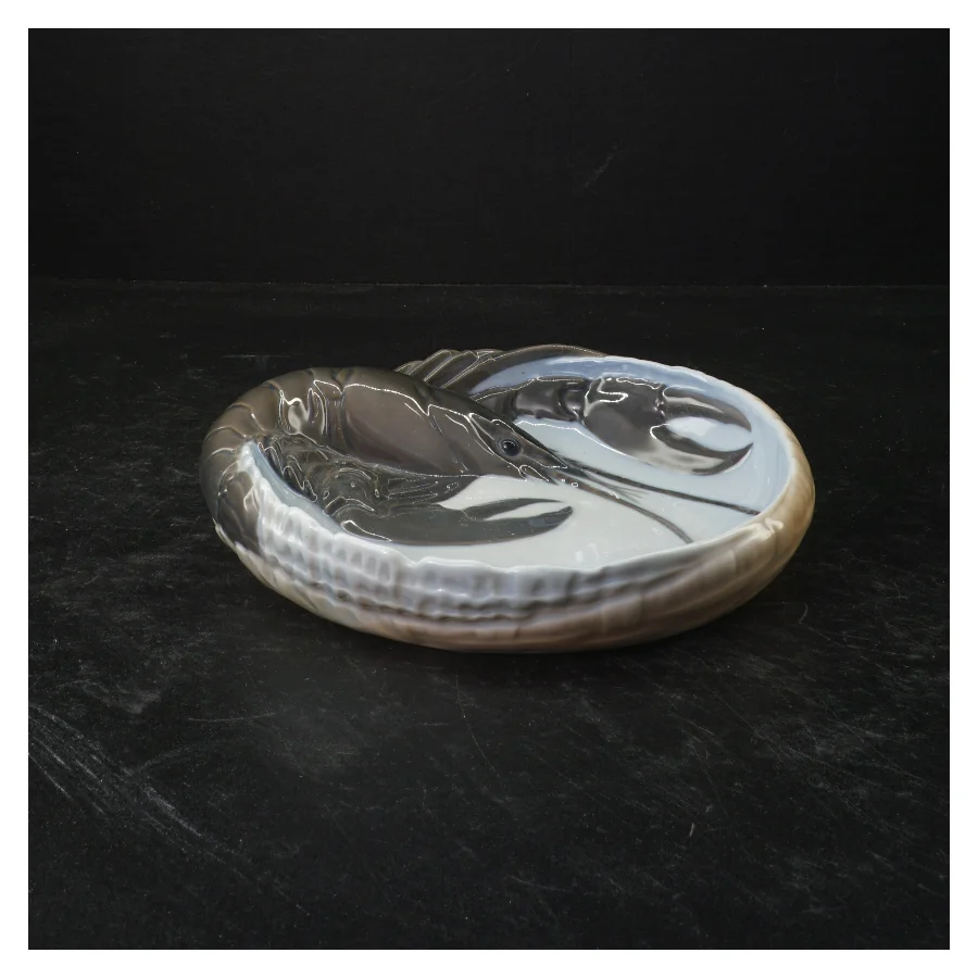 Keramikfad med hummermotiv fra Royal Copenhagen (str. Ø. 18 cm)