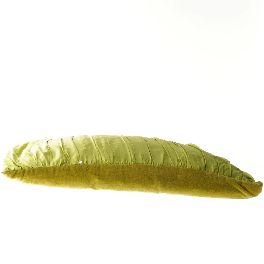 Grøn pude med plisseret betræk fra Room (str. 47x25 cm)
