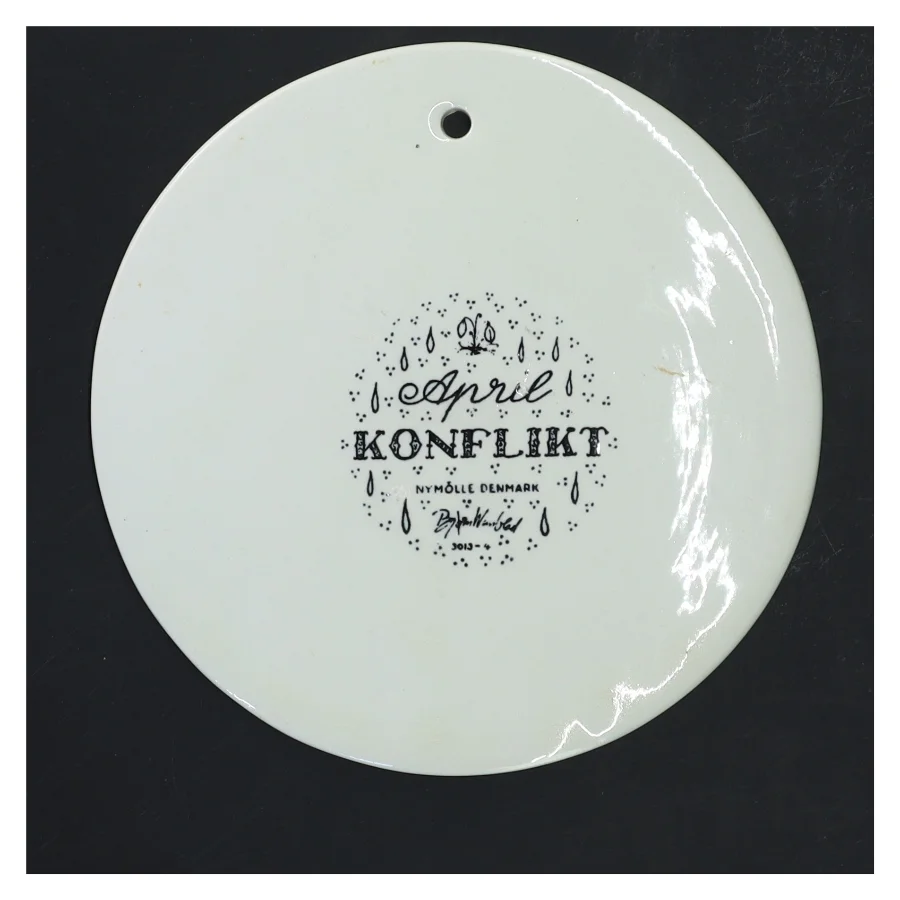 Bjørn Wiinblad Nymølle vægplatte April Konflikt Ø15,5 cm fra Nymölle (str. Ø 15,5 cm)