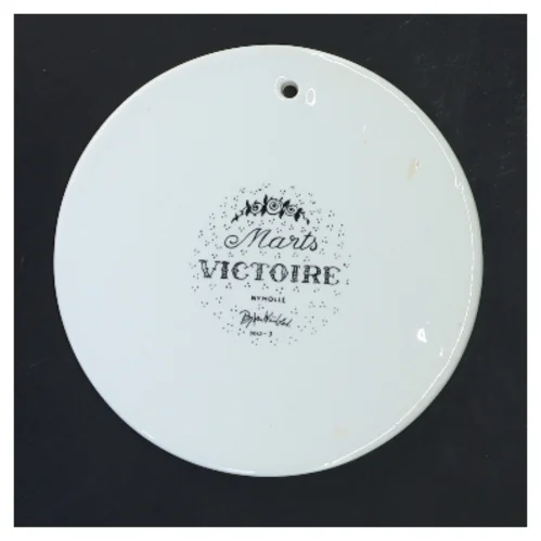 Bjørn Wiinblad Nymølle vægplakette Marts Victoire Ø15,5 cm fra Nymölle (str. Ø 15,5 cm)
