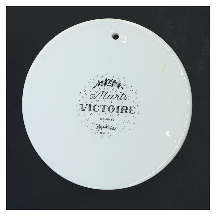 Bjørn Wiinblad Nymølle vægplakette Marts Victoire Ø15,5 cm fra Nymölle (str. Ø 15,5 cm)