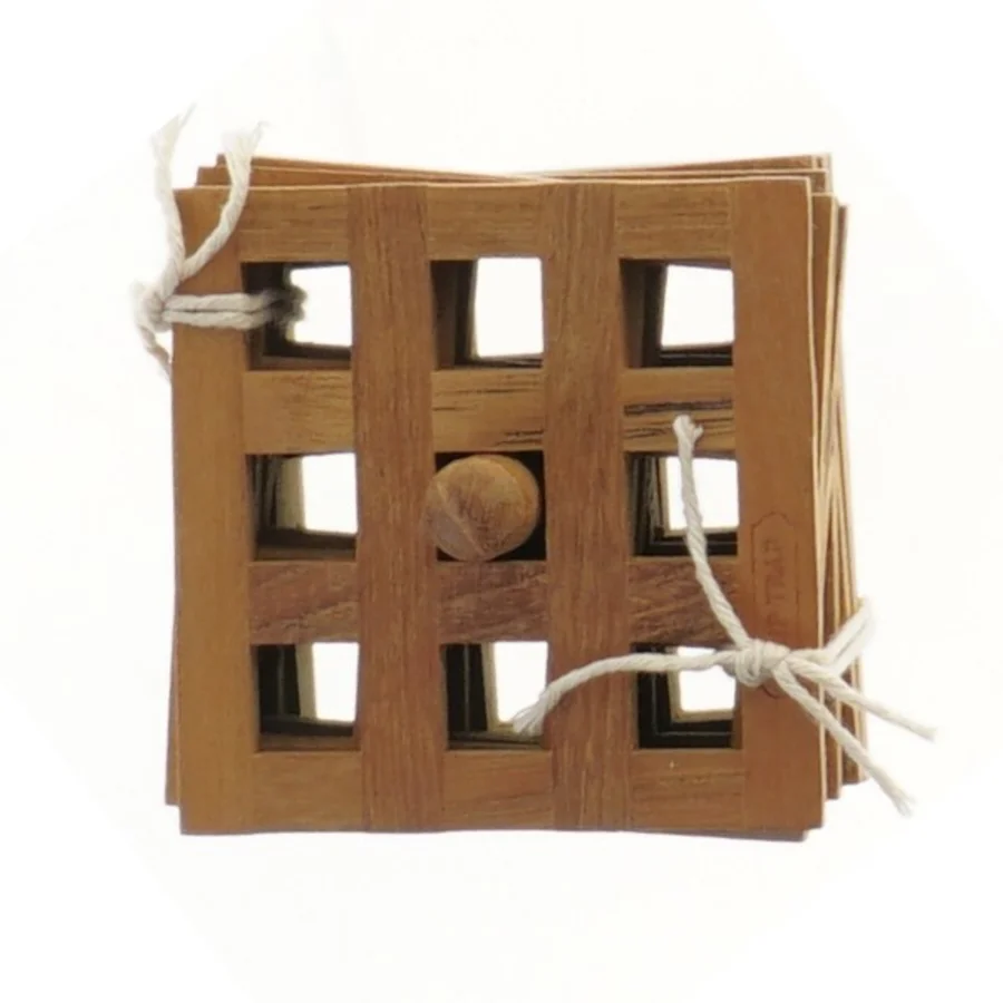 Sæt med 7 firkantede bordskånere i træ med holder (str. 7 stk 8x8 cm)