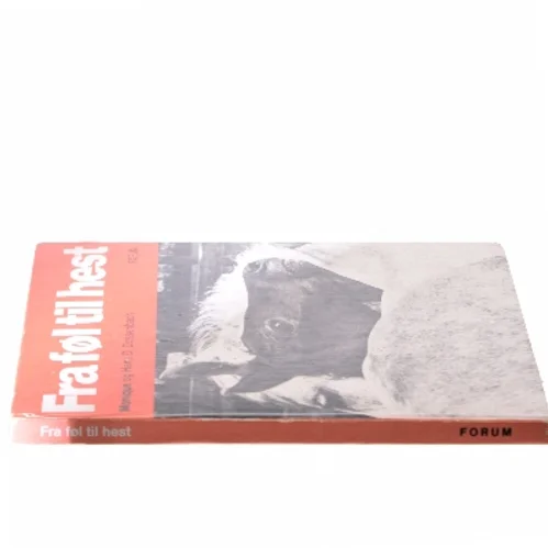 Fra føl til hest af Monique og Hans D. Dossenbach (Bog)