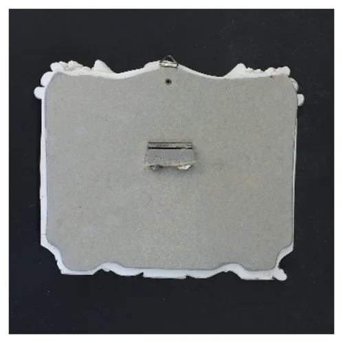Lille dekorativ vægspejl med ornamenteret ramme (str. 18,5x15 cm)