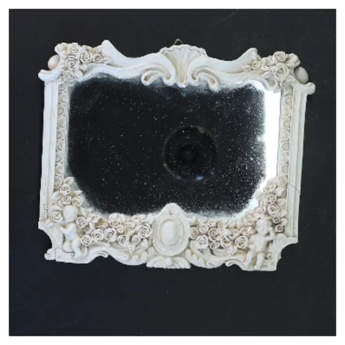Lille dekorativ vægspejl med ornamenteret ramme (str. 18,5x15 cm)