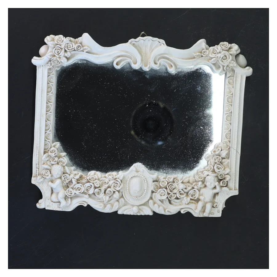 Lille dekorativ vægspejl med ornamenteret ramme (str. 18,5x15 cm)