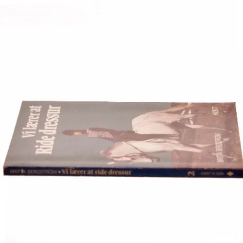 Vi lærer at ride dressur af Britta Bergström (Bog)