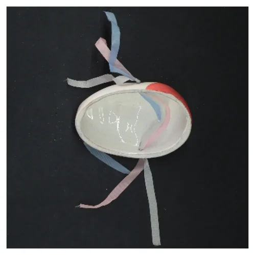 Porcelænsmaske med bånd fra 1980erne (str. 10 cm)