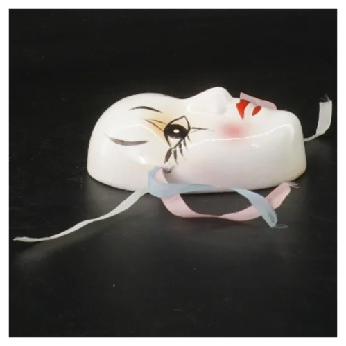 Porcelænsmaske med bånd fra 1980erne (str. 10 cm)