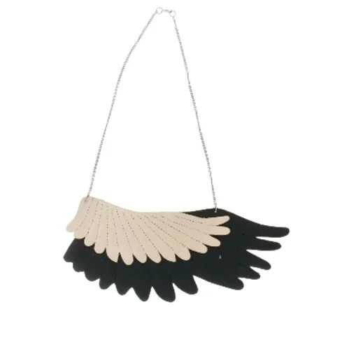 Halskæde med vinger i læder (str. 22 cm)