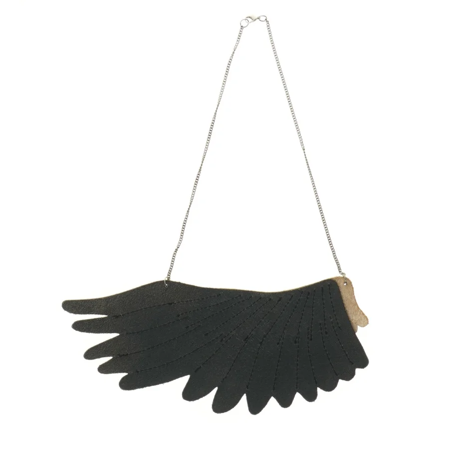 Halskæde med vinger i læder (str. 22 cm)