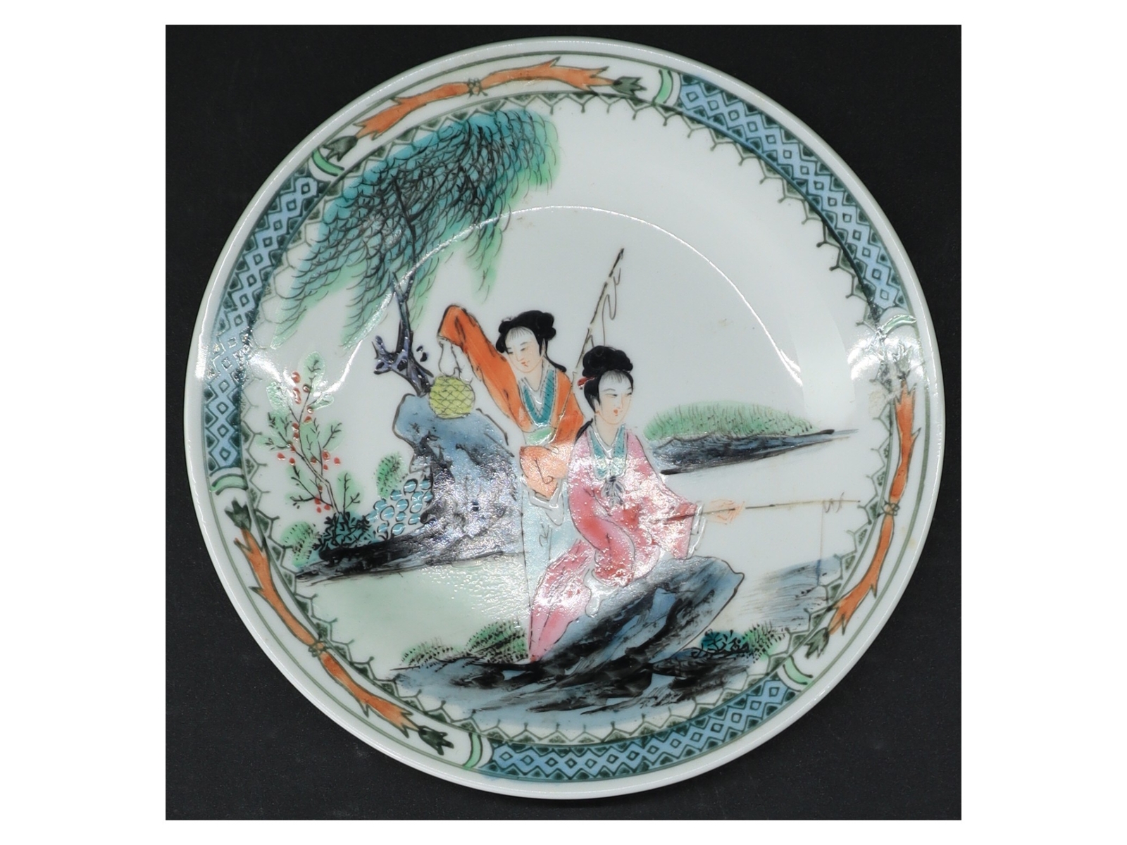 Dekorativ kinesisk porcelænstallerken (str. 15,5 cm)