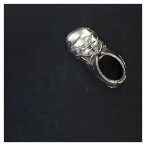 Dekorativ sølv skulptur af børnesko (str. 20 )